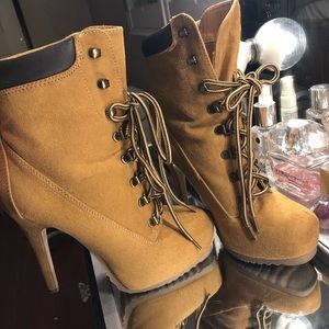 Tan lace up ankle boots.